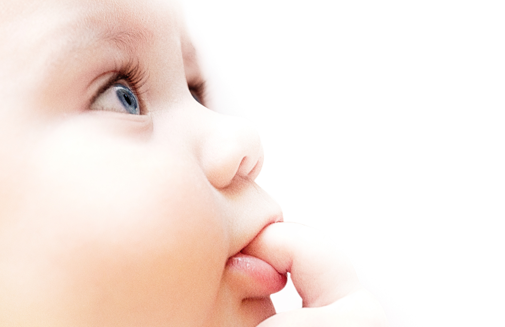 twarz niemowlaka z palcem w ustach
