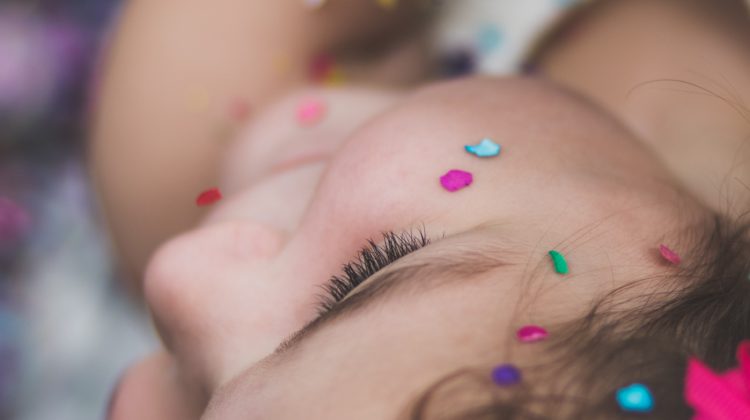 Dziewczyna obsypana kolory granulkami