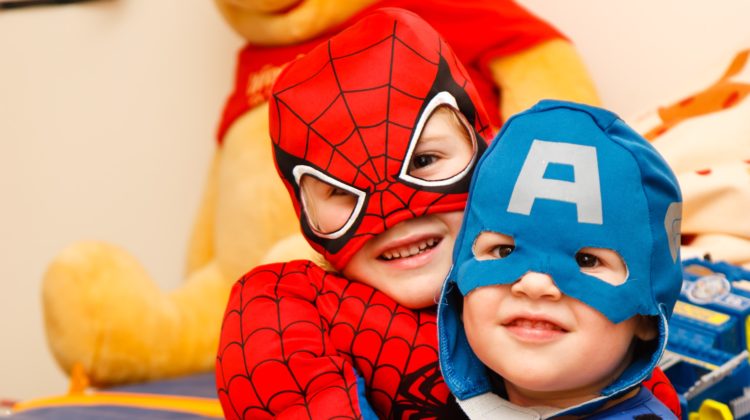 Dzieci w przebraniach superbohaterów