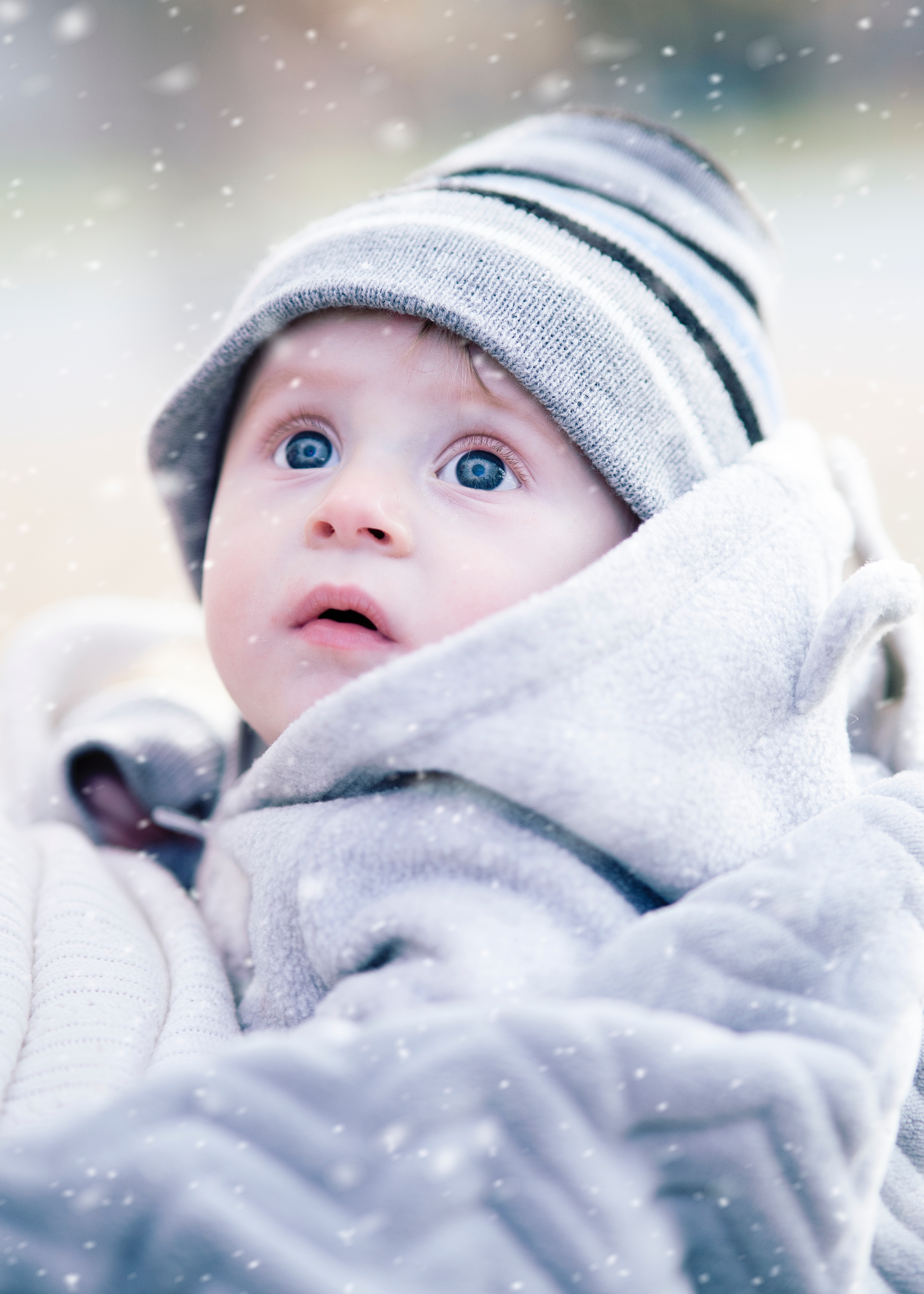 Dziecko w czapce zimowej, patrzące się w dal
